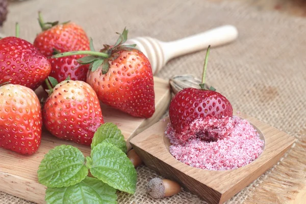 Fresas frescas rojas en delicioso y ciruela en polvo . — Foto de Stock