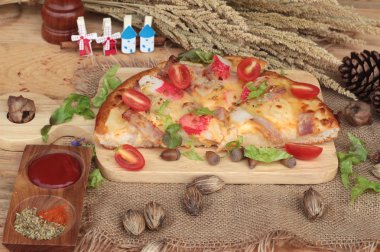 İtalyan pizza ahşap arka plan üzerinde lezzetlidir.