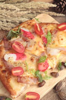 İtalyan pizza ahşap arka plan üzerinde lezzetlidir.