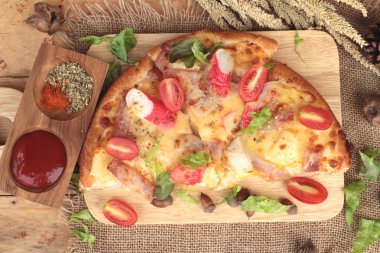 İtalyan pizza ahşap arka plan üzerinde lezzetlidir.
