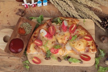 İtalyan pizza ahşap arka plan üzerinde lezzetlidir.