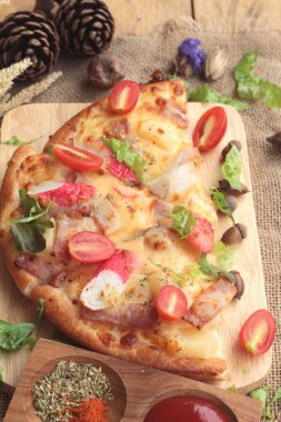 İtalyan pizza ahşap arka plan üzerinde lezzetlidir.