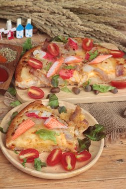 İtalyan pizza ahşap arka plan üzerinde lezzetlidir.