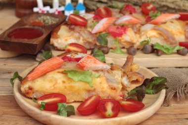 İtalyan pizza ahşap arka plan üzerinde lezzetlidir.