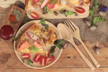 İtalyan pizza ahşap arka plan üzerinde lezzetlidir.