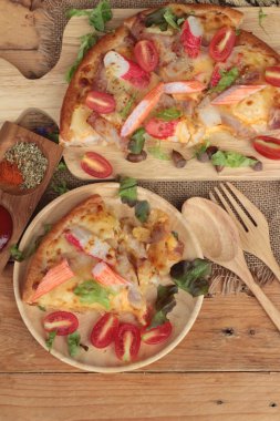 İtalyan pizza ahşap arka plan üzerinde lezzetlidir.