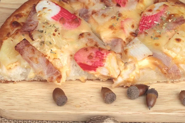 Итальянская пицца восхитительна на деревянном фоне . — стоковое фото
