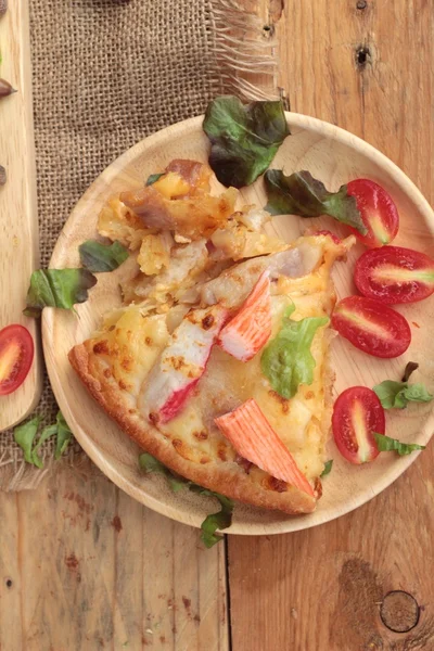İtalyan pizza ahşap arka plan üzerinde lezzetlidir. — Stok fotoğraf