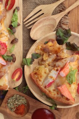 İtalyan pizza ahşap arka plan üzerinde lezzetlidir.