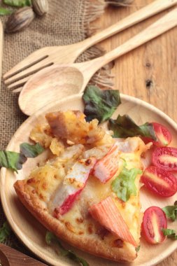 İtalyan pizza ahşap arka plan üzerinde lezzetlidir.