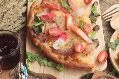 İtalyan pizza ahşap arka plan üzerinde lezzetlidir.