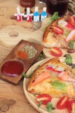 İtalyan pizza ahşap arka plan üzerinde lezzetlidir.