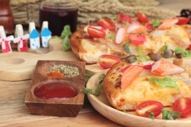 İtalyan pizza ahşap arka plan üzerinde lezzetlidir.