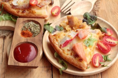 İtalyan pizza ahşap arka plan üzerinde lezzetlidir.