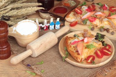 İtalyan pizza ahşap arka plan üzerinde lezzetlidir.