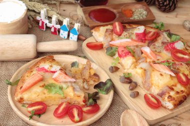 İtalyan pizza ahşap arka plan üzerinde lezzetlidir.