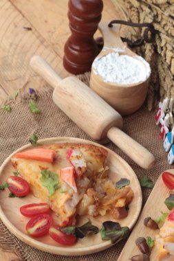 İtalyan pizza ahşap arka plan üzerinde lezzetlidir.