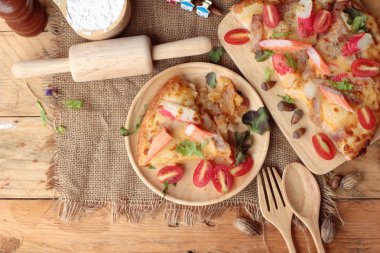 İtalyan pizza ahşap arka plan üzerinde lezzetlidir.