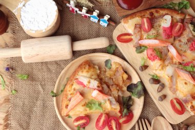 İtalyan pizza ahşap arka plan üzerinde lezzetlidir.