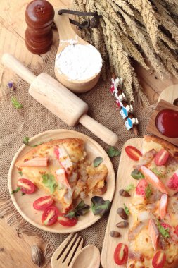 İtalyan pizza ahşap arka plan üzerinde lezzetlidir.