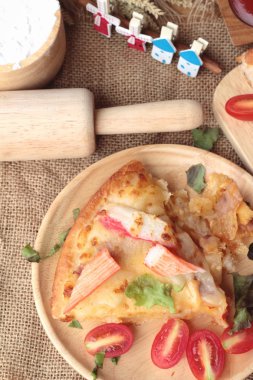 İtalyan pizza ahşap arka plan üzerinde lezzetlidir.