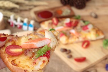 İtalyan pizza ahşap arka plan üzerinde lezzetlidir.