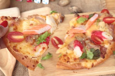 İtalyan pizza ahşap arka plan üzerinde lezzetlidir.