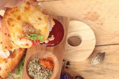 İtalyan pizza ahşap arka plan üzerinde lezzetlidir.