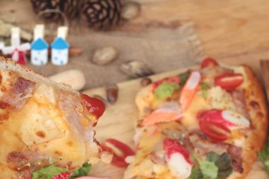 İtalyan pizza ahşap arka plan üzerinde lezzetlidir.