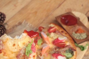 İtalyan pizza ahşap arka plan üzerinde lezzetlidir.