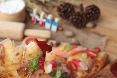 İtalyan pizza ahşap arka plan üzerinde lezzetlidir.