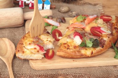 İtalyan pizza ahşap arka plan üzerinde lezzetlidir.