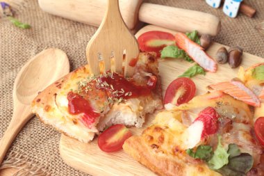 İtalyan pizza ahşap arka plan üzerinde lezzetlidir.