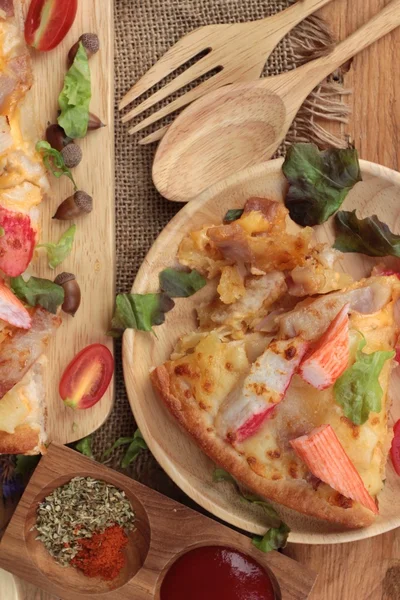 İtalyan pizza ahşap arka plan üzerinde lezzetlidir.