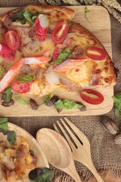 İtalyan pizza ahşap arka plan üzerinde lezzetlidir.