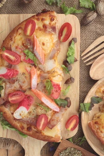 İtalyan pizza ahşap arka plan üzerinde lezzetlidir. — Stok fotoğraf