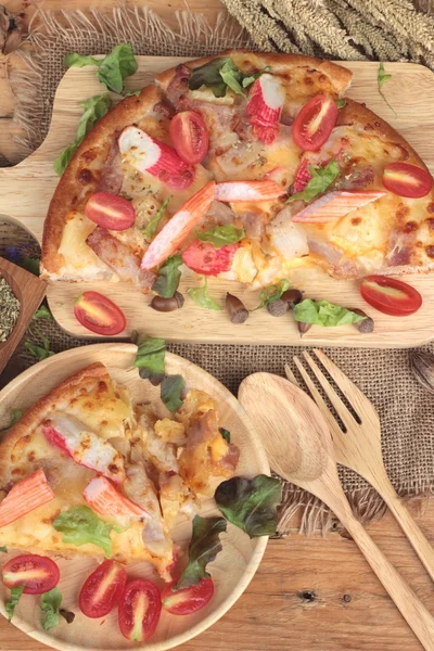 İtalyan pizza ahşap arka plan üzerinde lezzetlidir.