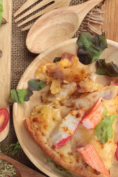 İtalyan pizza ahşap arka plan üzerinde lezzetlidir.