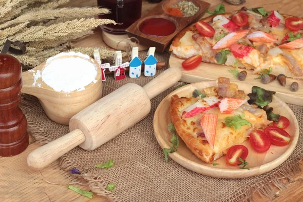 İtalyan pizza ahşap arka plan üzerinde lezzetlidir.