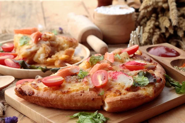 İtalyan pizza ahşap arka plan üzerinde lezzetlidir.