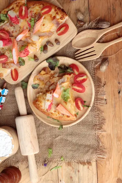 İtalyan pizza ahşap arka plan üzerinde lezzetlidir.