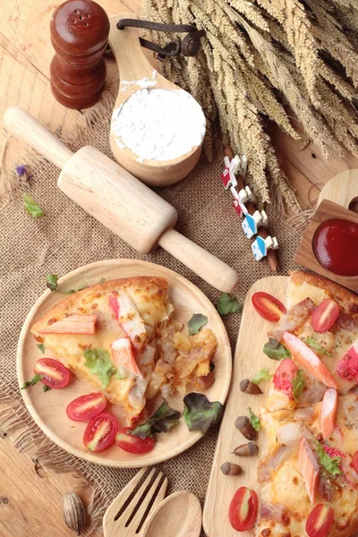 İtalyan pizza ahşap arka plan üzerinde lezzetlidir.