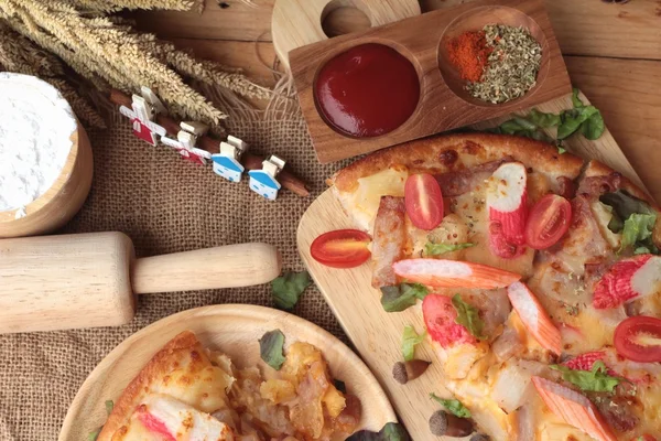 İtalyan pizza ahşap arka plan üzerinde lezzetlidir.