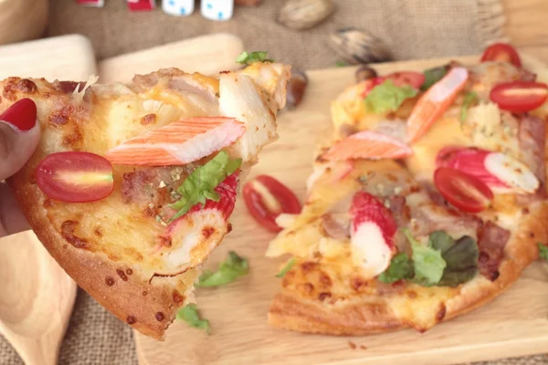 İtalyan pizza ahşap arka plan üzerinde lezzetlidir.