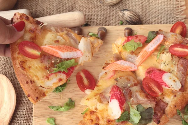La pizza italiana è deliziosa su sfondo di legno . — Foto Stock