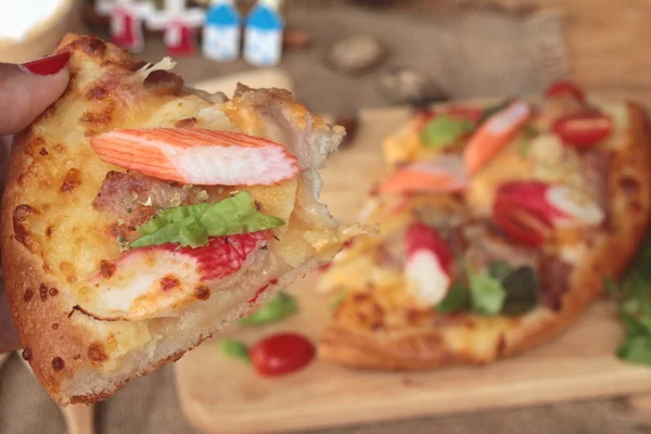 İtalyan pizza ahşap arka plan üzerinde lezzetlidir.