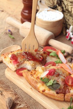 İtalyan pizza ahşap arka plan üzerinde lezzetlidir.