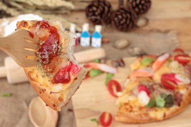 İtalyan pizza ahşap arka plan üzerinde lezzetlidir.