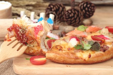 İtalyan pizza ahşap arka plan üzerinde lezzetlidir.