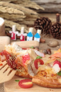 İtalyan pizza ahşap arka plan üzerinde lezzetlidir.